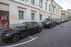 Можно ли парковаться на полукруглой разметке платной парковки