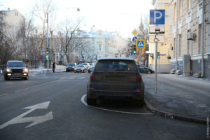 Можно ли парковаться на полукруглой разметке платной парковки